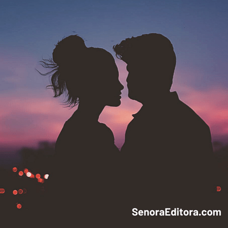 Una pareja que parece ser chico y chica a contraluz. Detrás un atardecer entre azul y rosa.