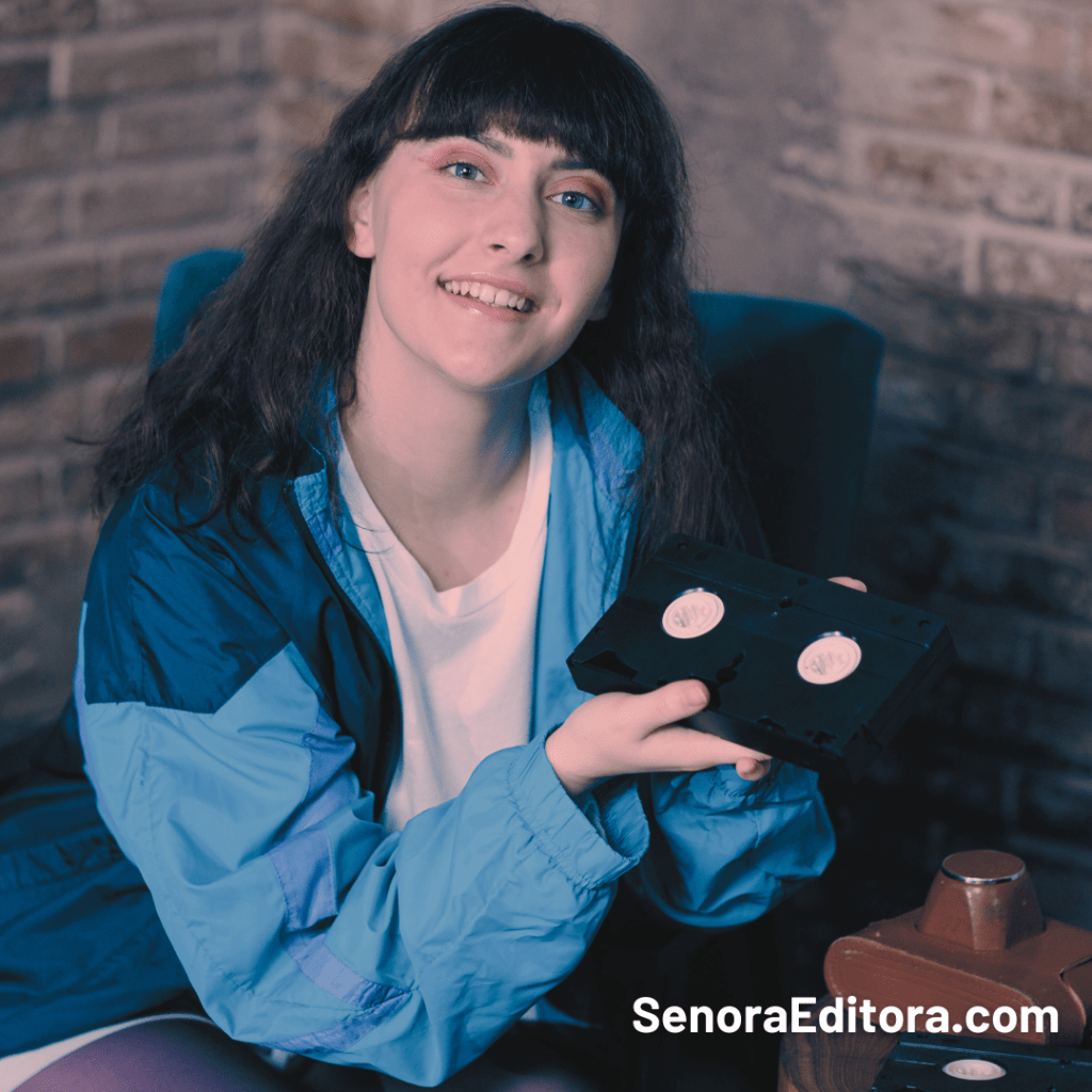 Una mujer sonriente sostiene orgullosa un casette VHS