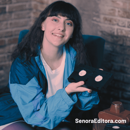Una mujer sonriente sostiene orgullosa un casette VHS