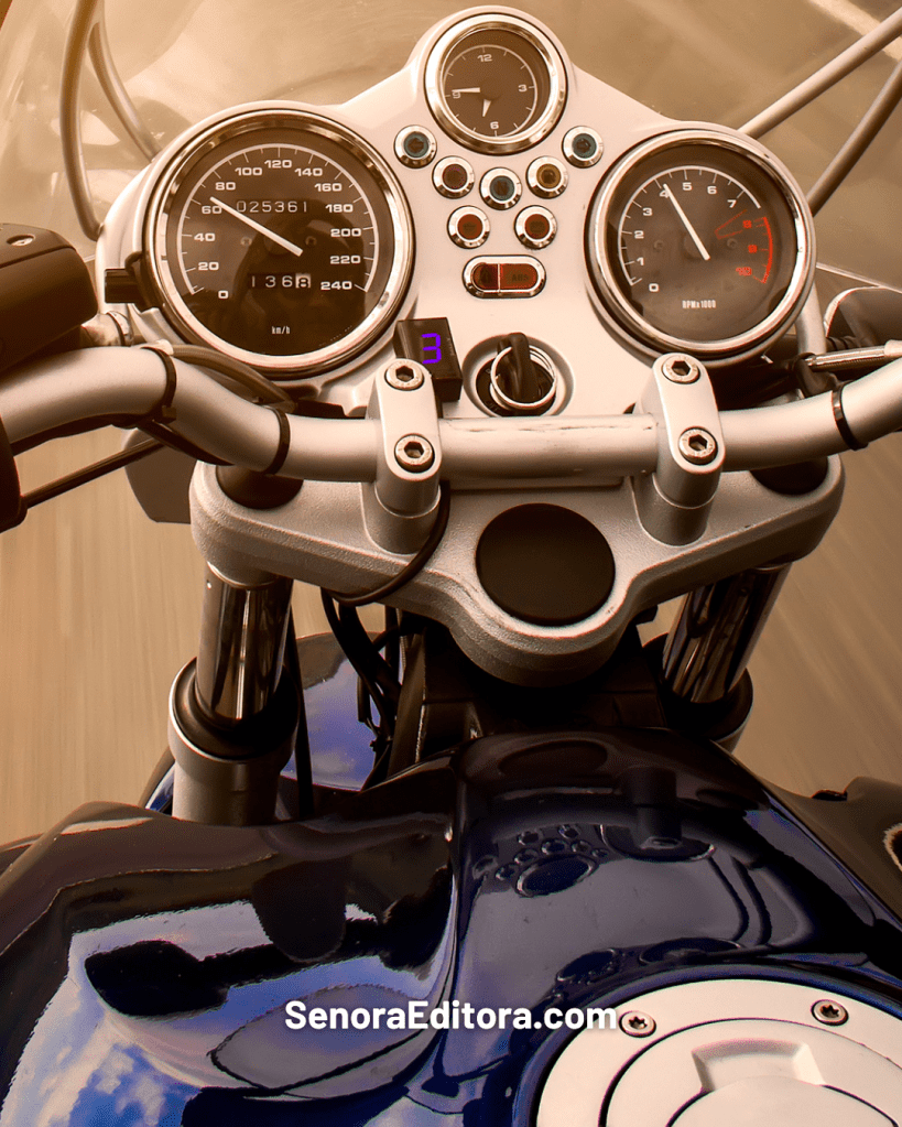 El tablero de una moto imponente rodando en el pavimento. 